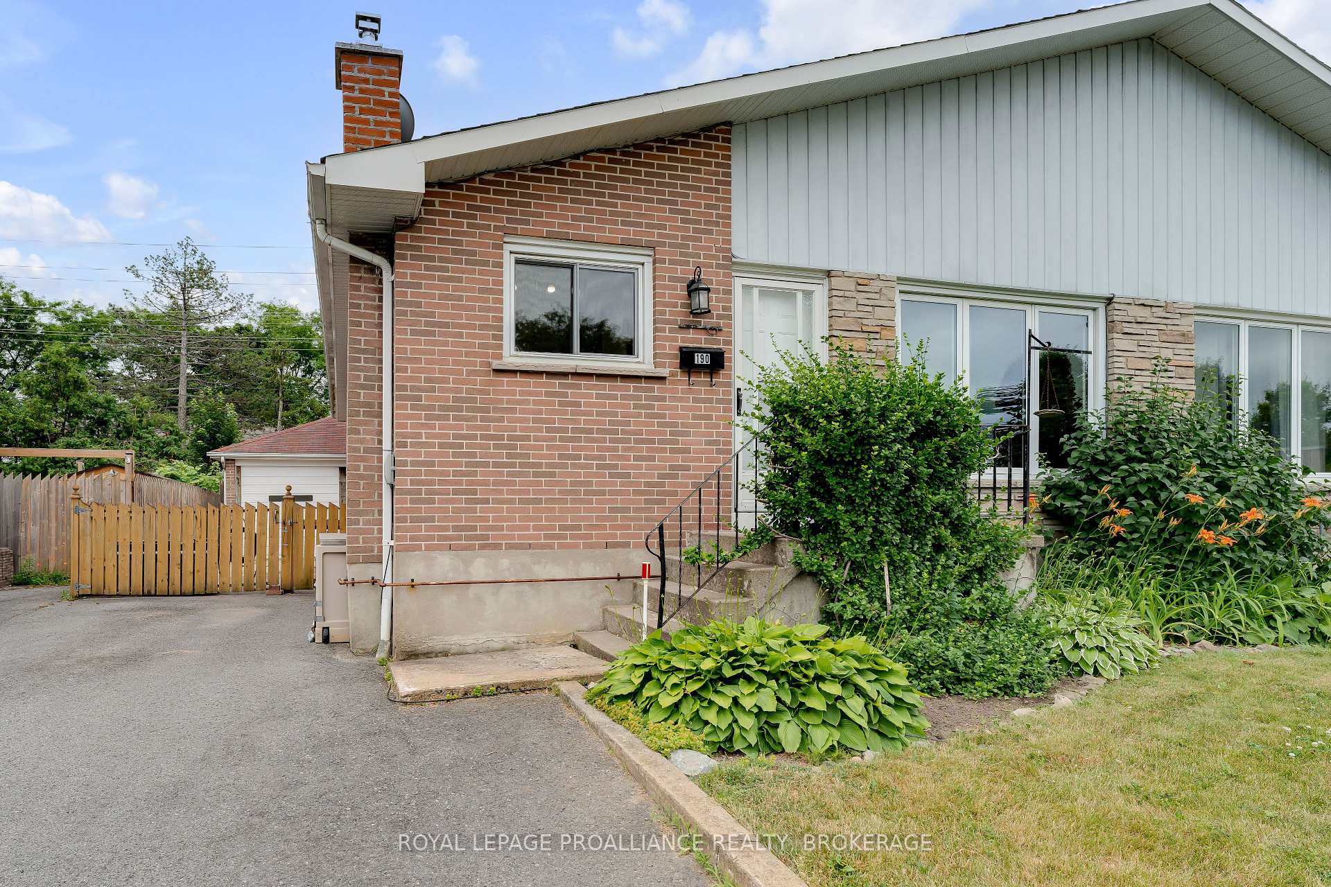 Photo 3 of 190 Conacher Drive, Kingston, Rideau — HOMEH