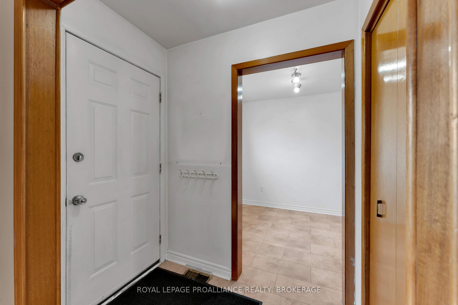 Photo 4 of 190 Conacher Drive, Kingston, Rideau — HOMEH