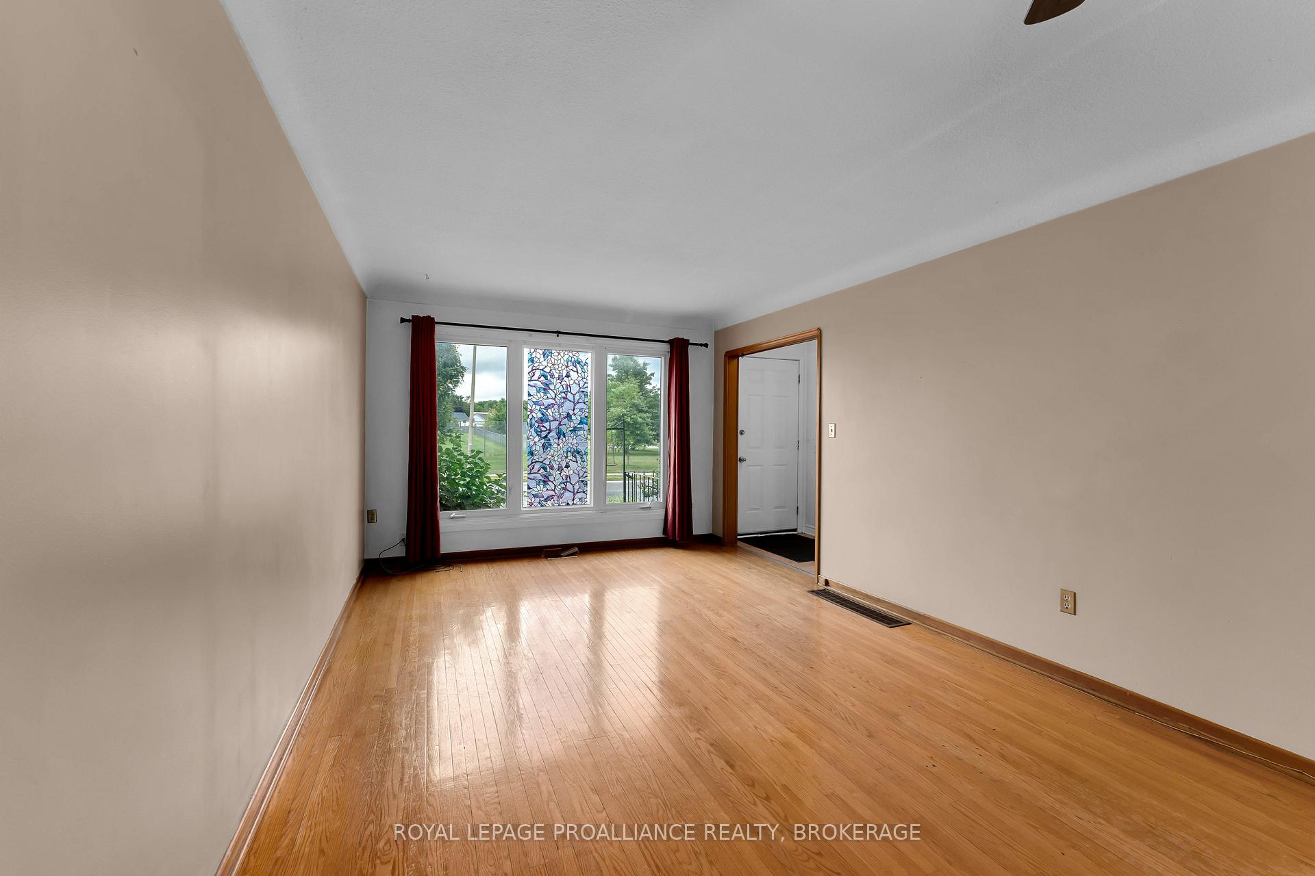 Photo 5 of 190 Conacher Drive, Kingston, Rideau — HOMEH