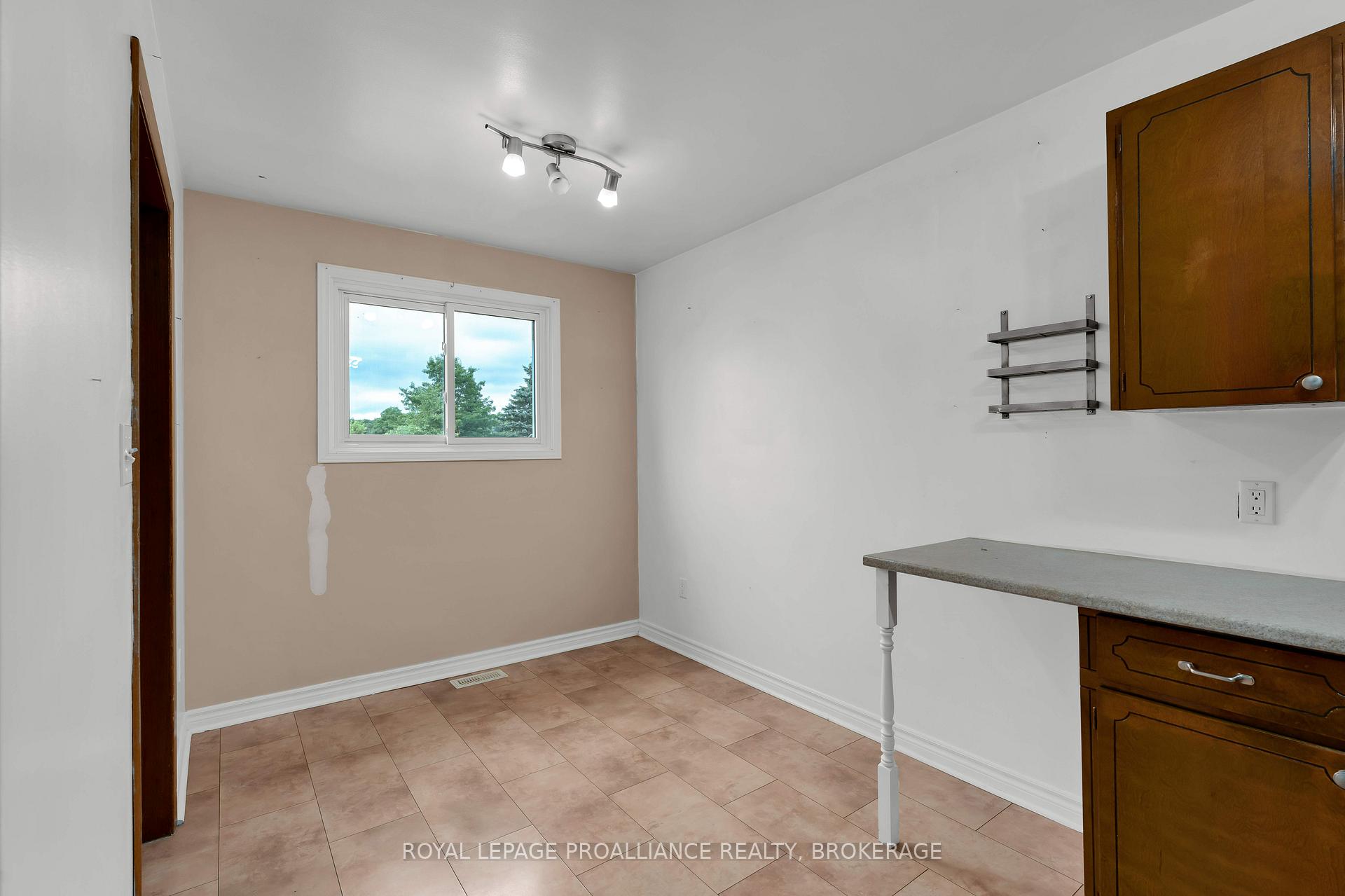 Photo 8 of 190 Conacher Drive, Kingston, Rideau — HOMEH