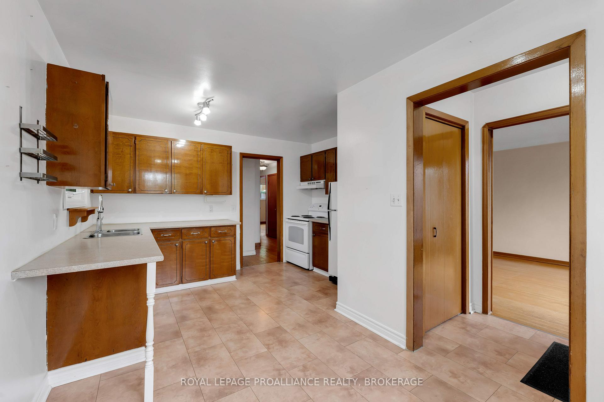 Photo 9 of 190 Conacher Drive, Kingston, Rideau — HOMEH
