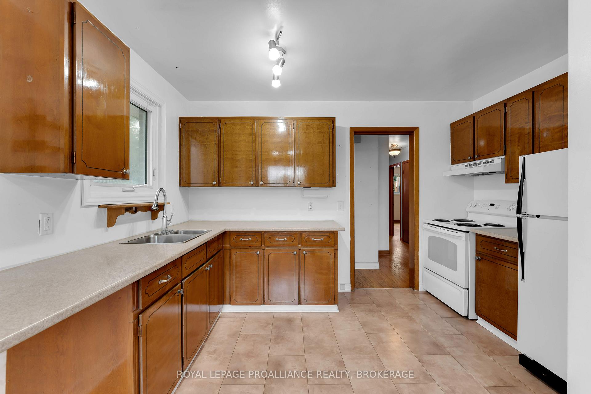 Photo 10 of 190 Conacher Drive, Kingston, Rideau — HOMEH