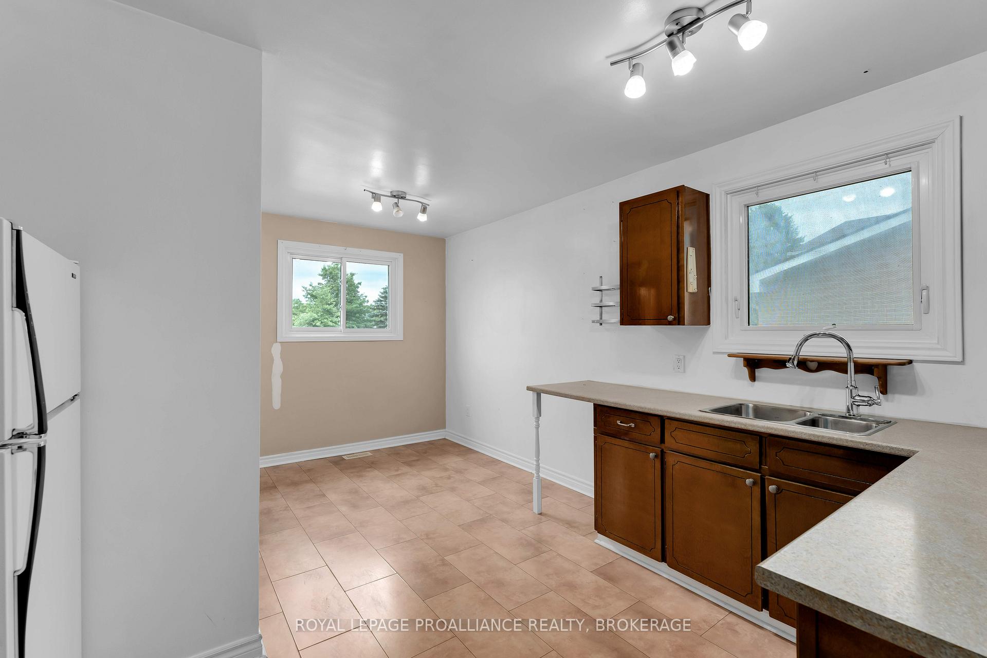 Photo 11 of 190 Conacher Drive, Kingston, Rideau — HOMEH