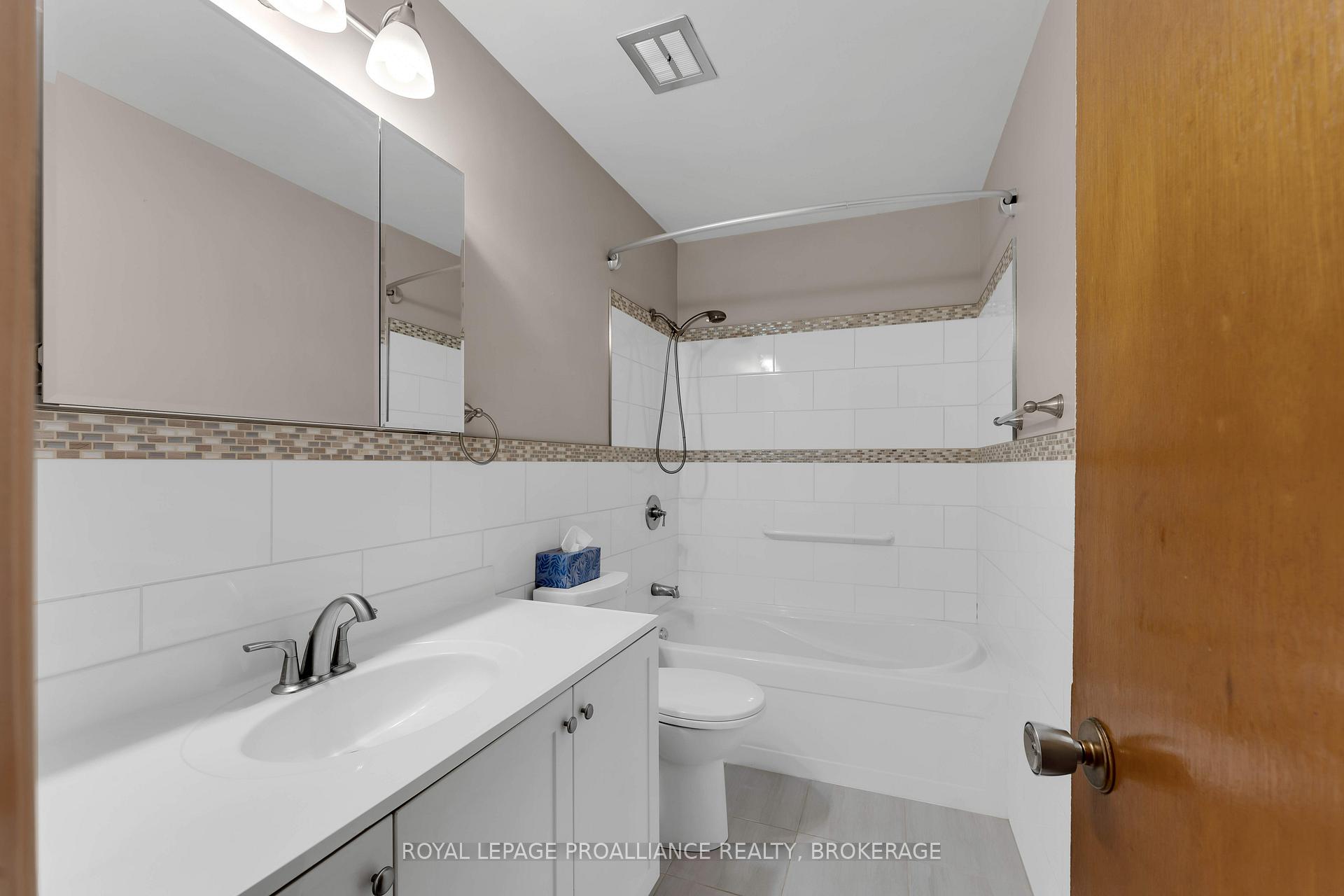 Photo 14 of 190 Conacher Drive, Kingston, Rideau — HOMEH