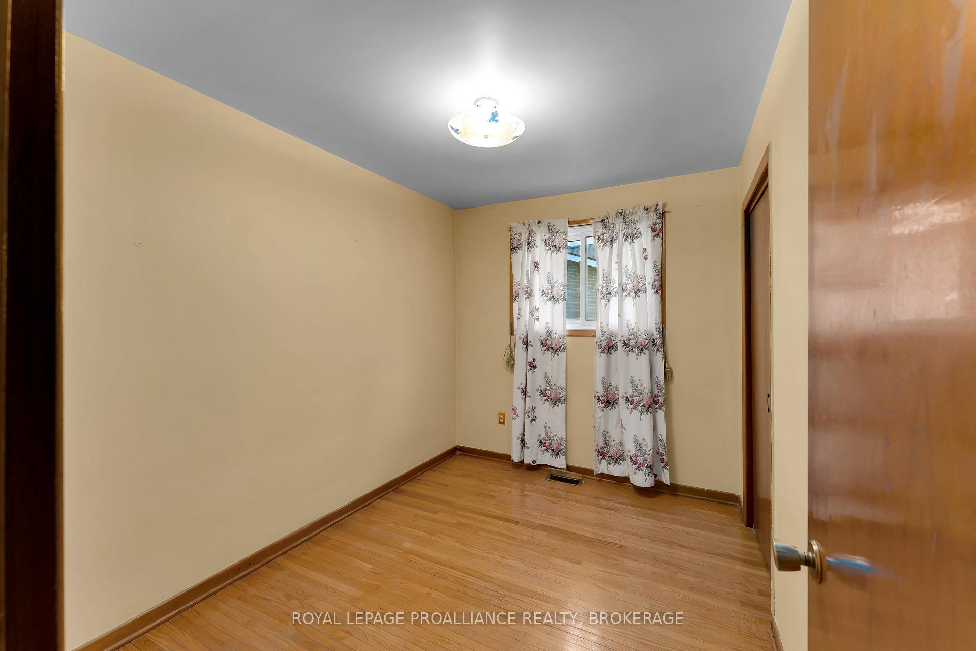 Photo 15 of 190 Conacher Drive, Kingston, Rideau — HOMEH