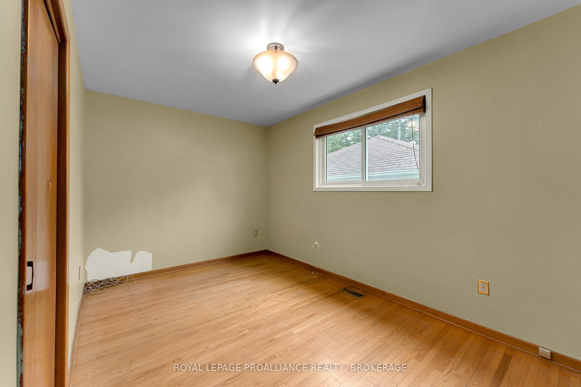 Photo 17 of 190 Conacher Drive, Kingston, Rideau — HOMEH