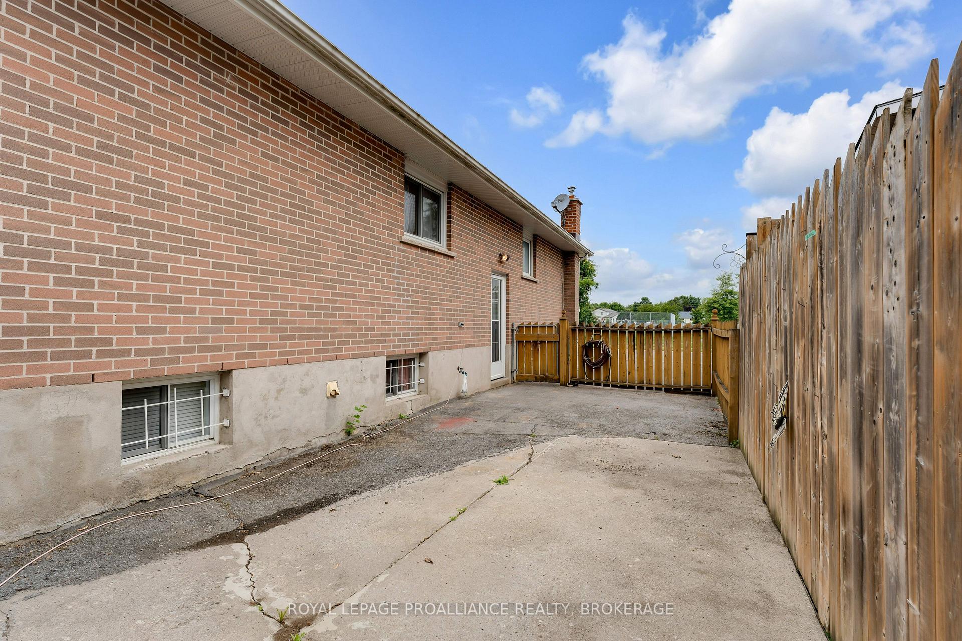 Photo 35 of 190 Conacher Drive, Kingston, Rideau — HOMEH