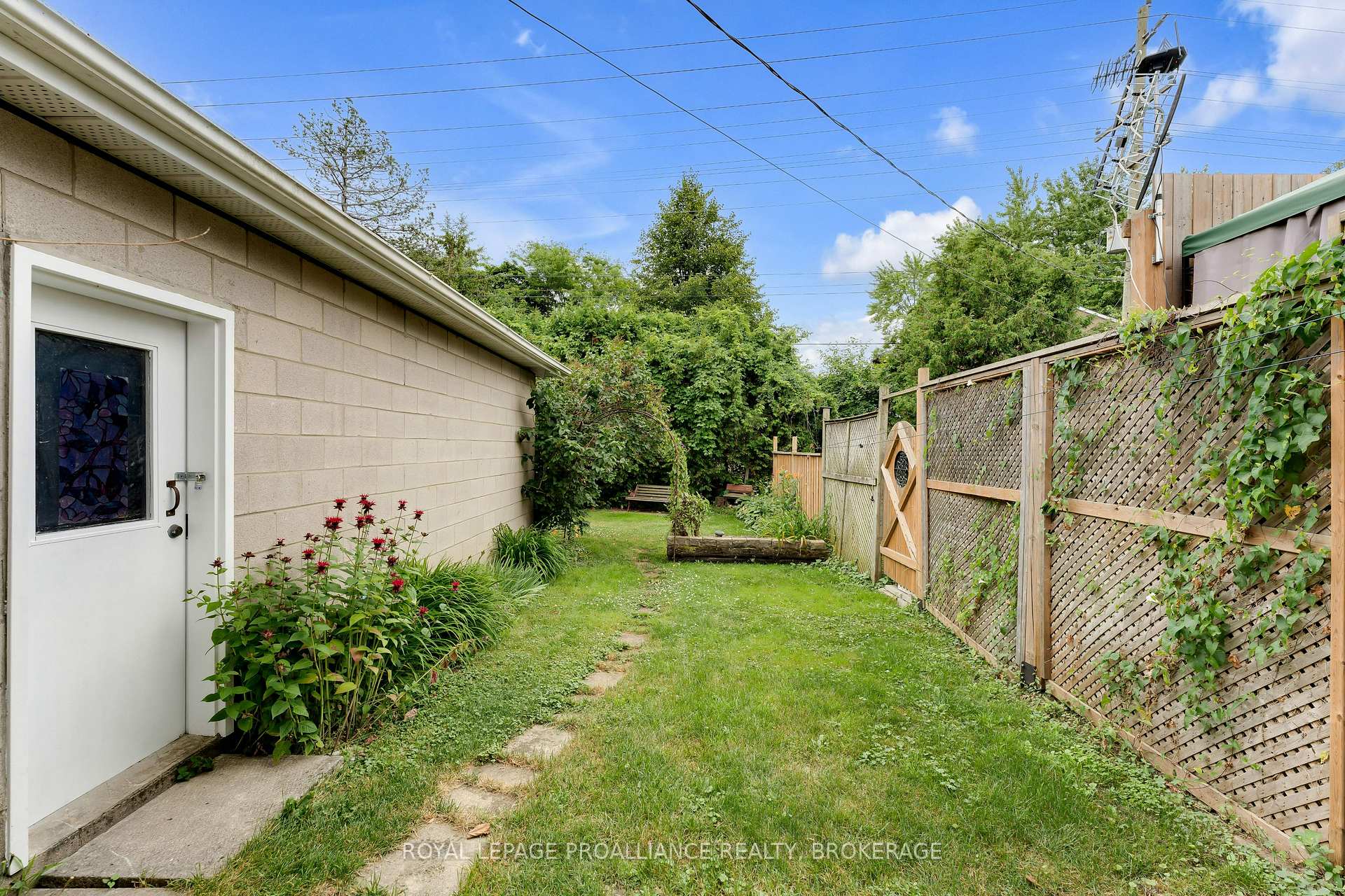Photo 36 of 190 Conacher Drive, Kingston, Rideau — HOMEH