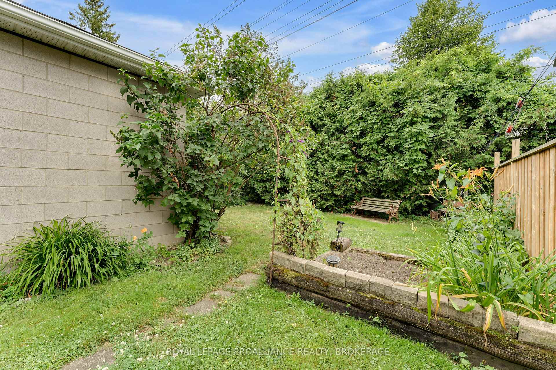 Photo 37 of 190 Conacher Drive, Kingston, Rideau — HOMEH