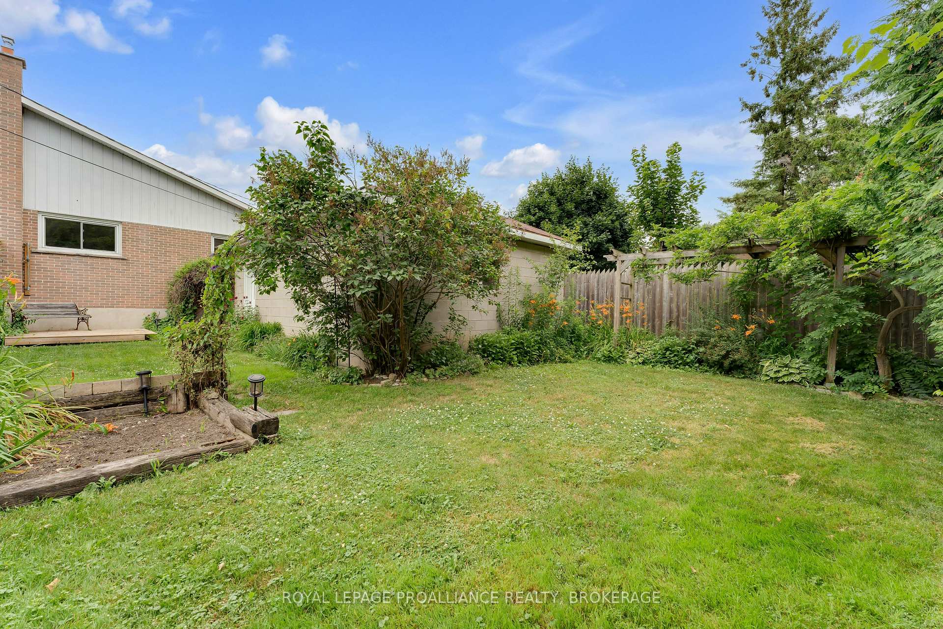 Photo 38 of 190 Conacher Drive, Kingston, Rideau — HOMEH