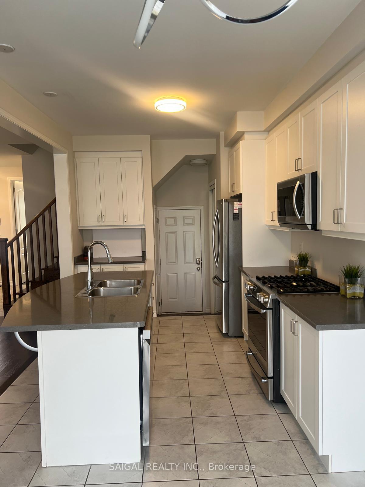 Photo 10 of 673 Gibson Crescent, Milton, Coates — HOMEH
