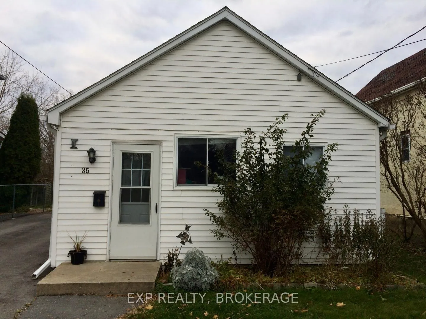 Front of 35 Maccauley Street