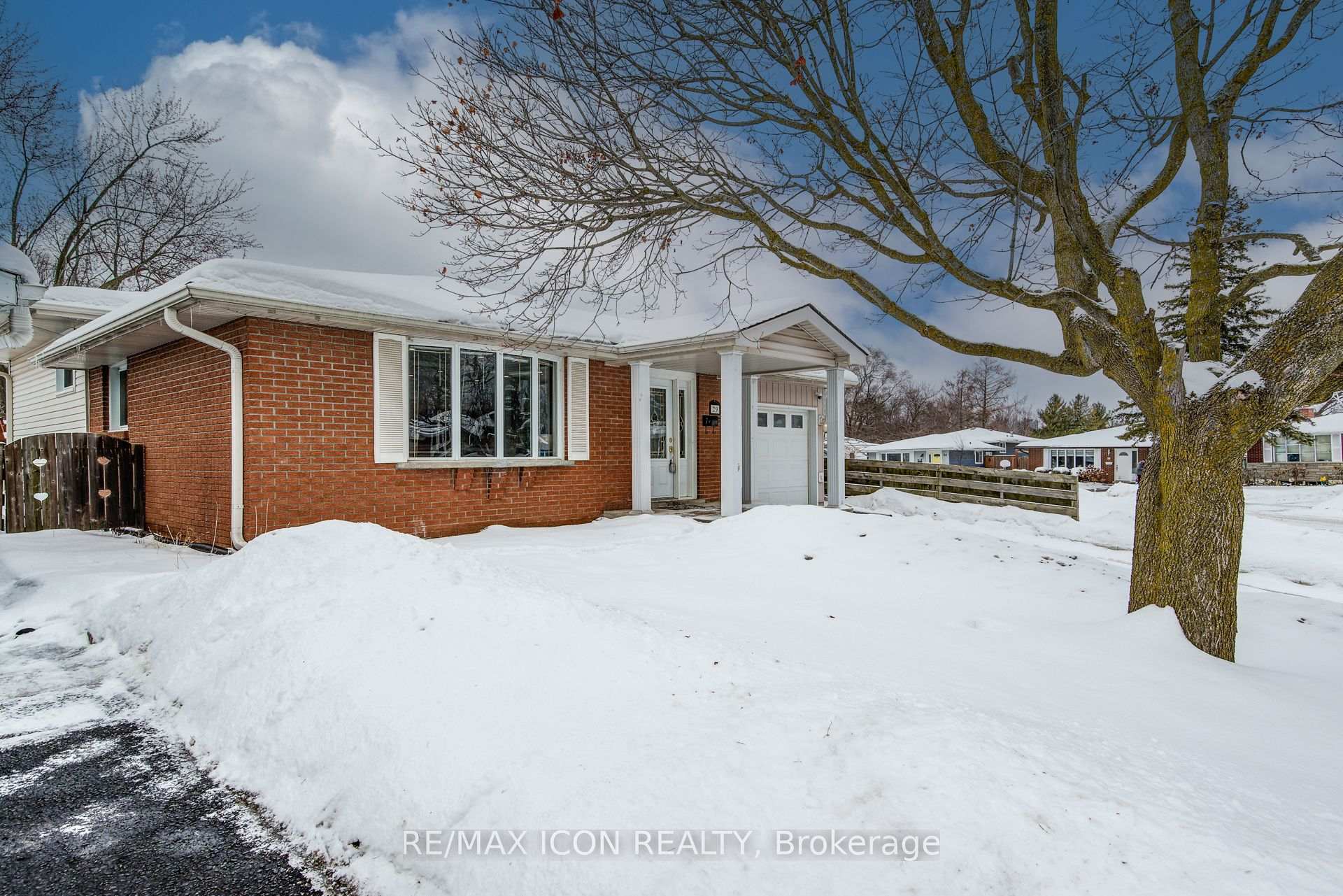 Photo 3 of 29 Rossford Crescent, Kitchener — HOMEH