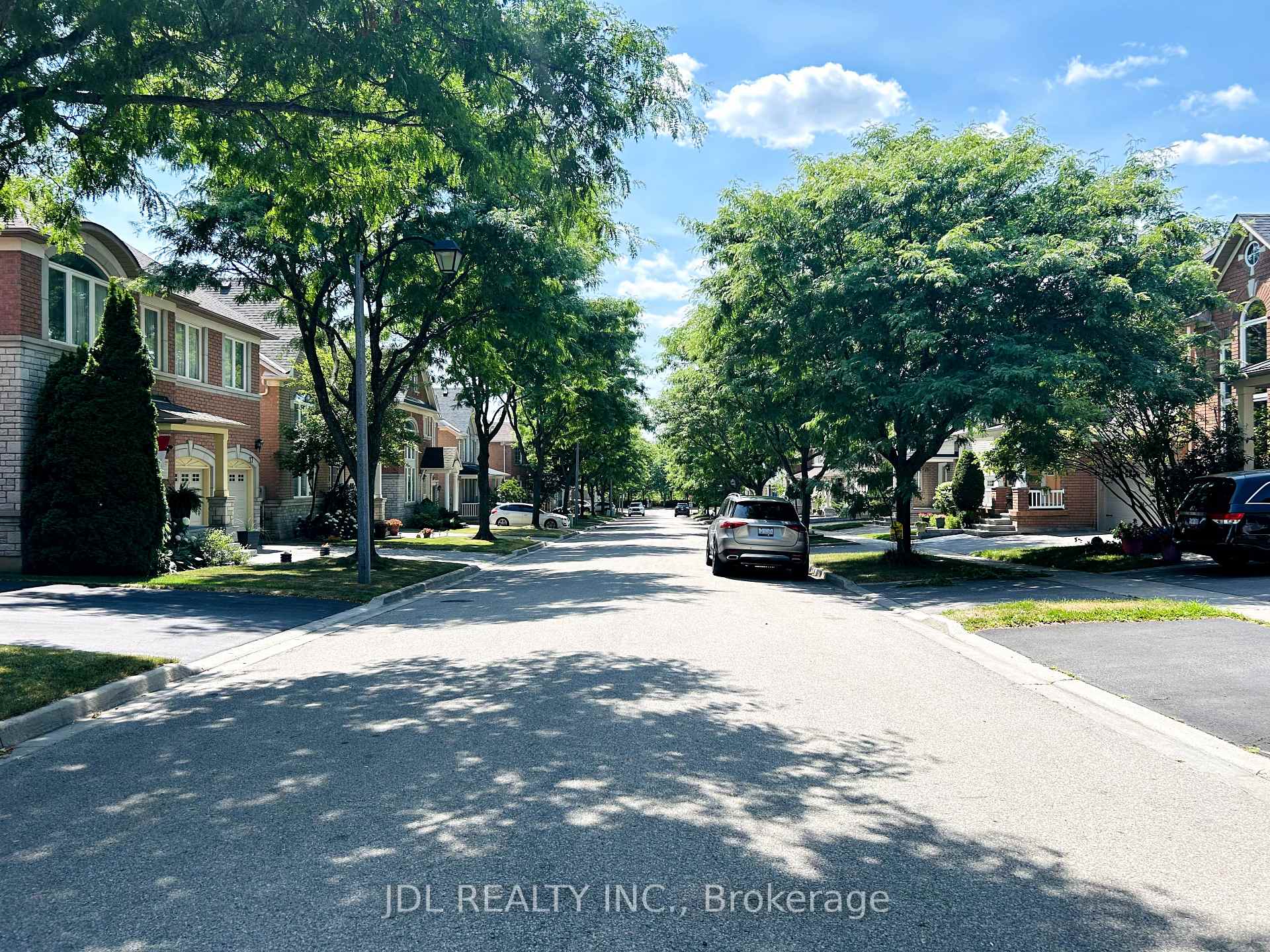 Photo 4 of Unit Bsmt, 22 Lionheart Lane, Markham, Berczy — HOMEH
