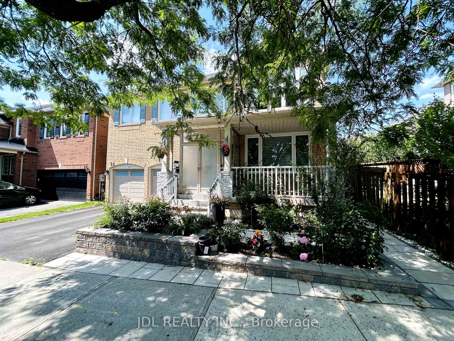 Photo 5 of Unit Bsmt, 22 Lionheart Lane, Markham, Berczy — HOMEH