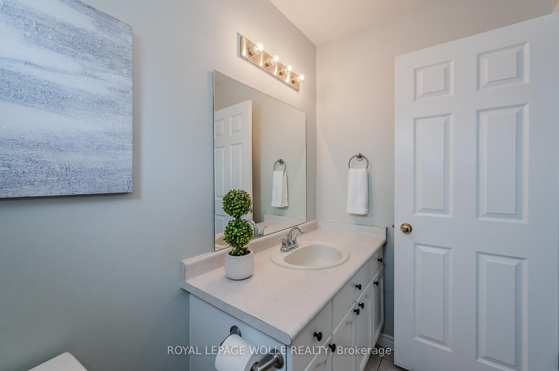 Photo 5 of 58 Inge Court, Kitchener — HOMEH