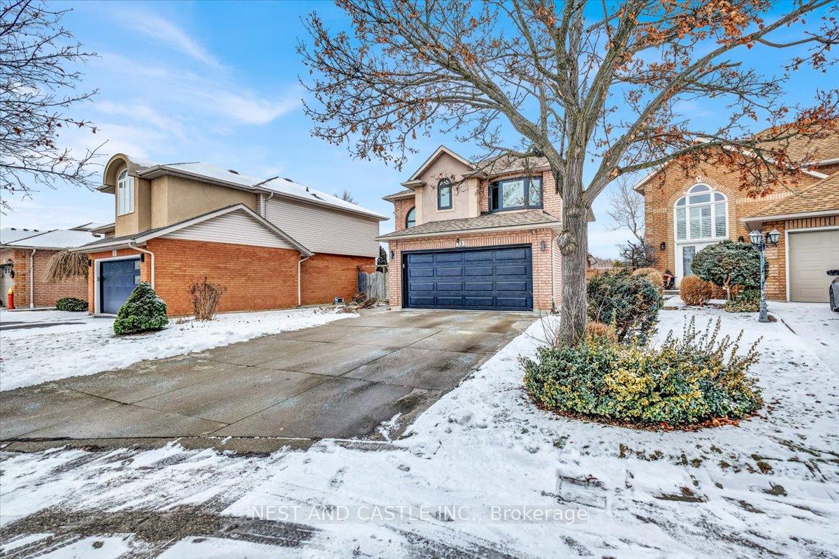 Photo 2 of 13 Treeview Court, Hamilton, Stoney Creek Mountain — HOMEH