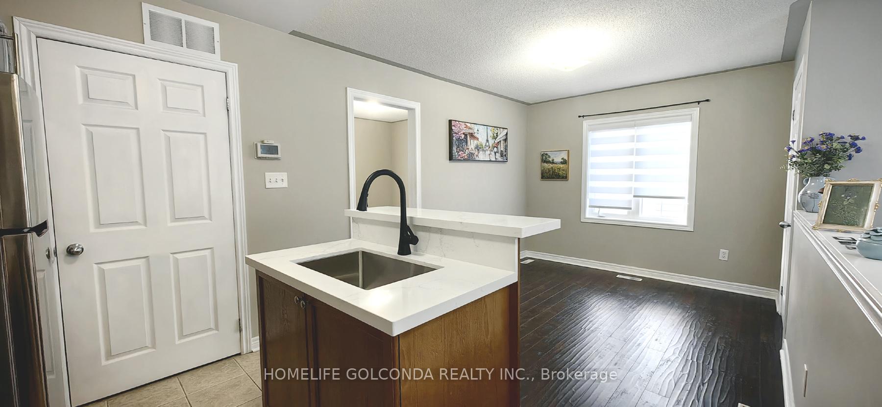 Photo 4 of Unit Coach, 32 Cardrew Street, Markham, Cornell — HOMEH