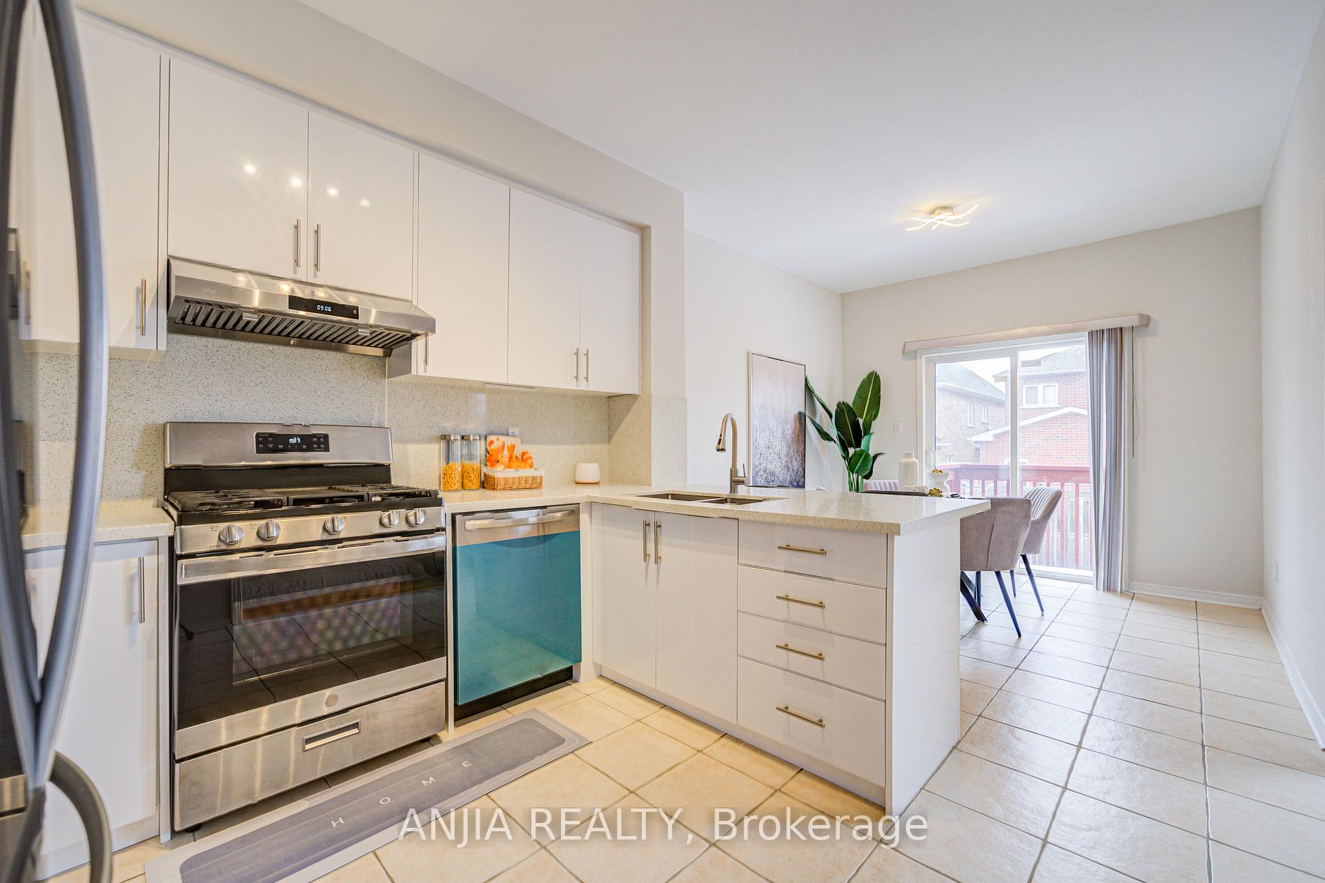 Photo 16 of 308 Caboto Trail, Markham, Village Green-South Unionville — HOMEH