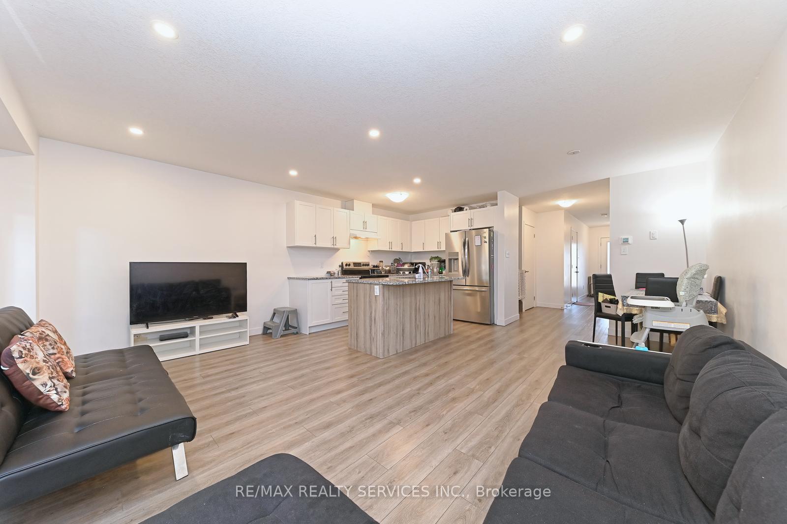 Photo 3 of 32 Pony Way, Kitchener — HOMEH