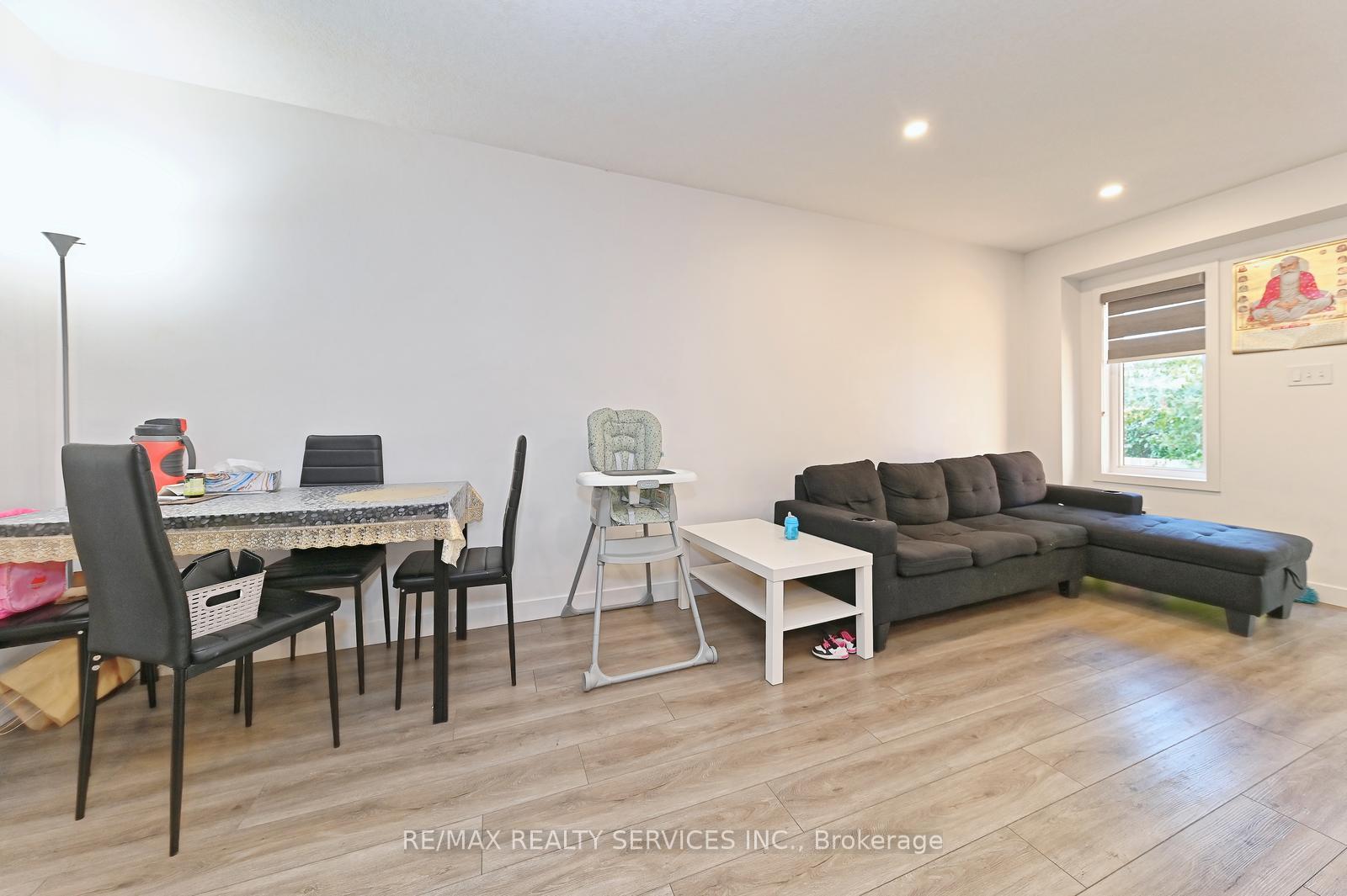 Photo 4 of 32 Pony Way, Kitchener — HOMEH