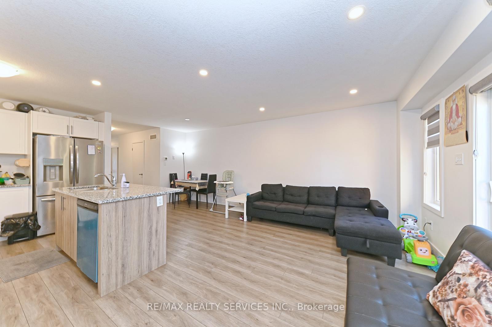 Photo 5 of 32 Pony Way, Kitchener — HOMEH