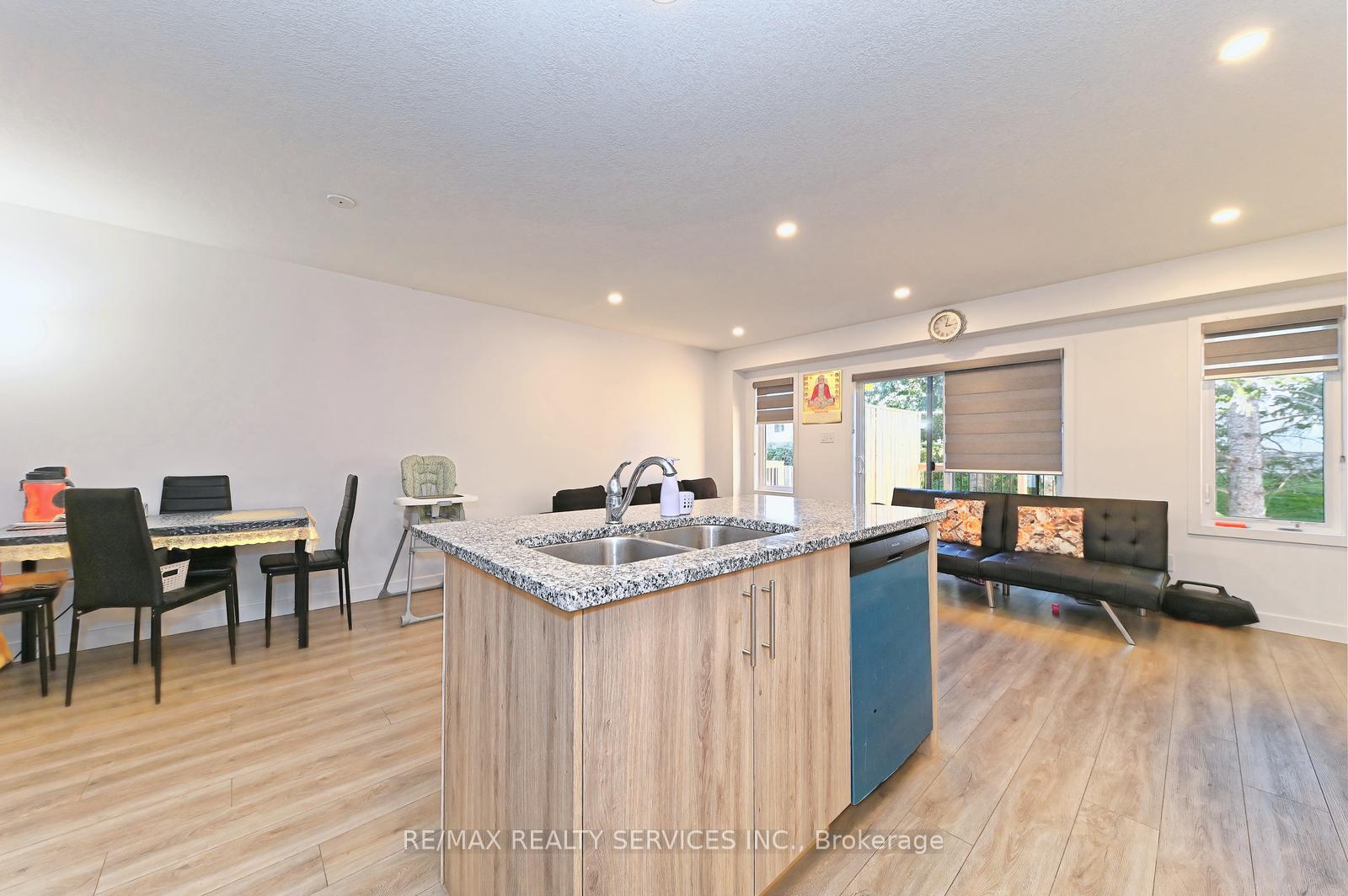 Photo 10 of 32 Pony Way, Kitchener — HOMEH