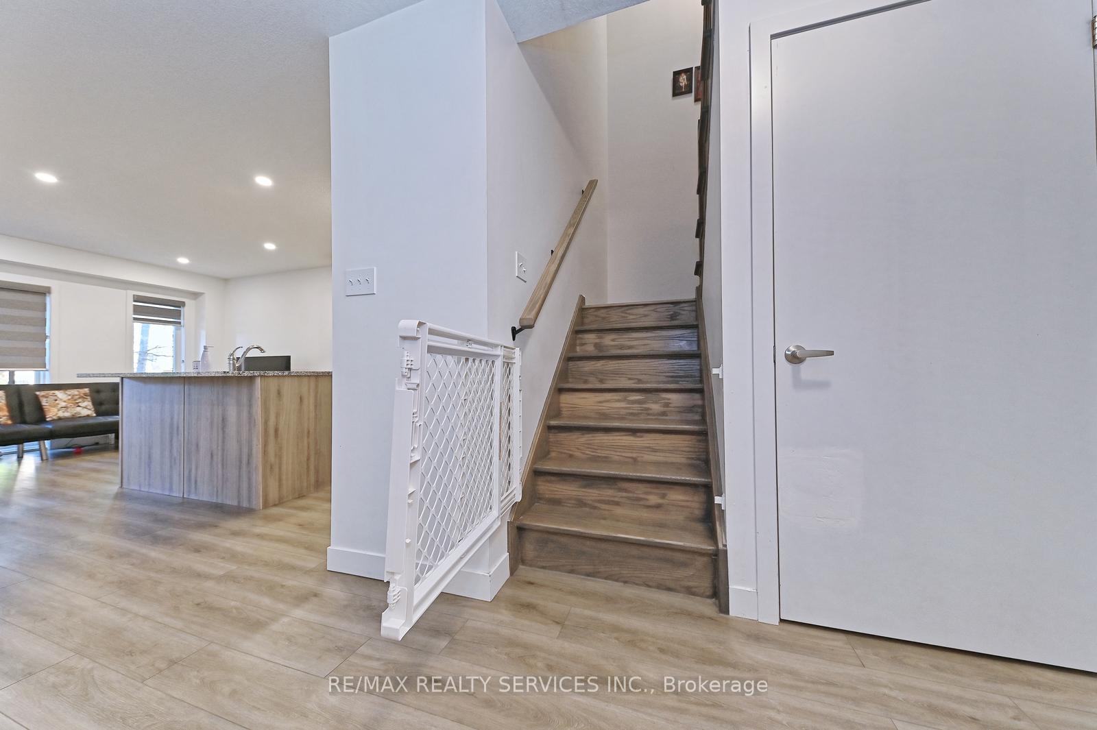 Photo 14 of 32 Pony Way, Kitchener — HOMEH