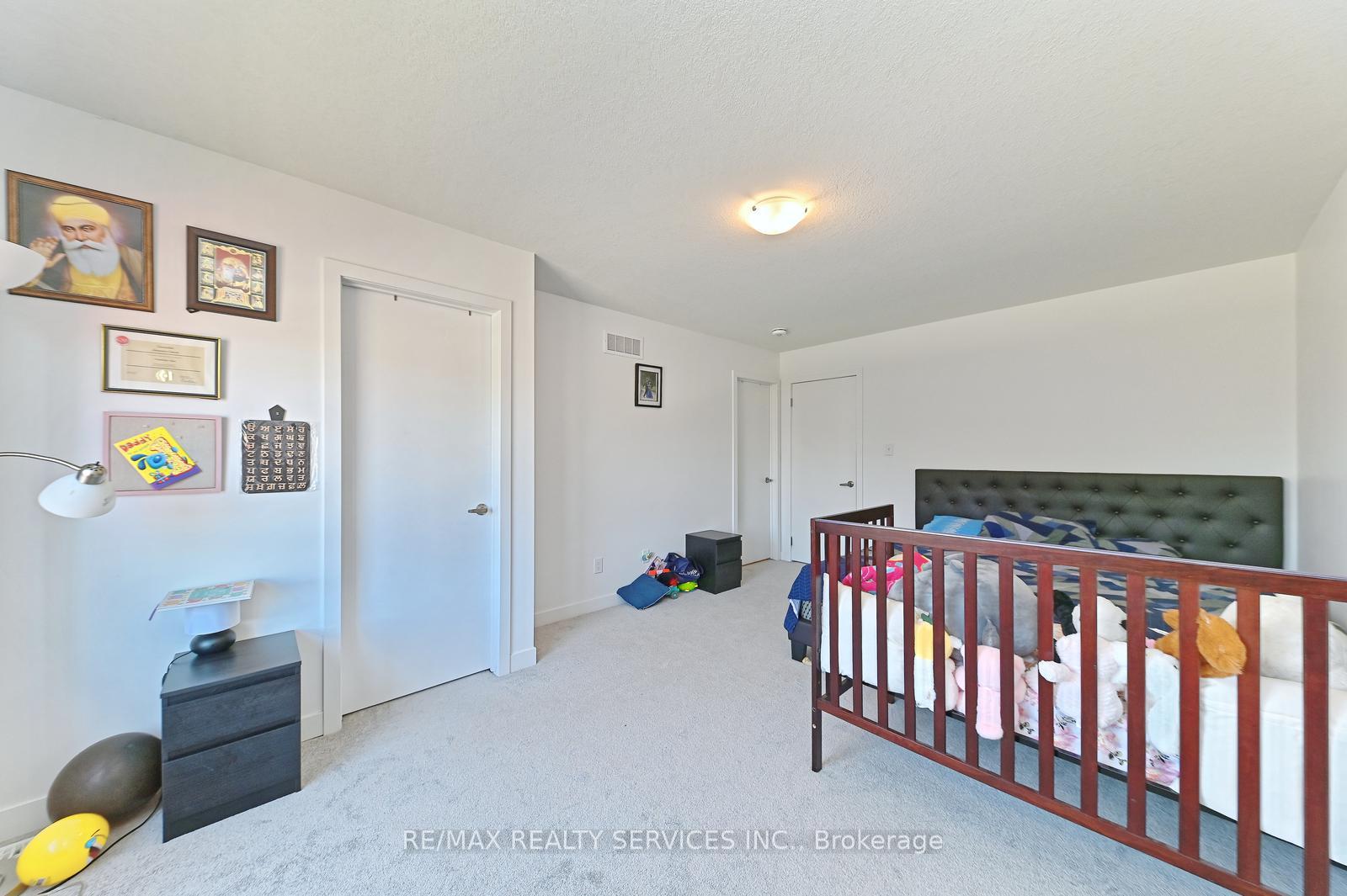Photo 17 of 32 Pony Way, Kitchener — HOMEH