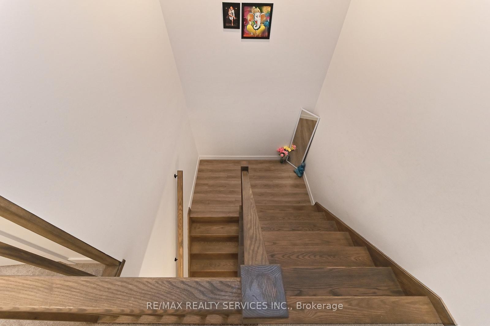 Photo 24 of 32 Pony Way, Kitchener — HOMEH