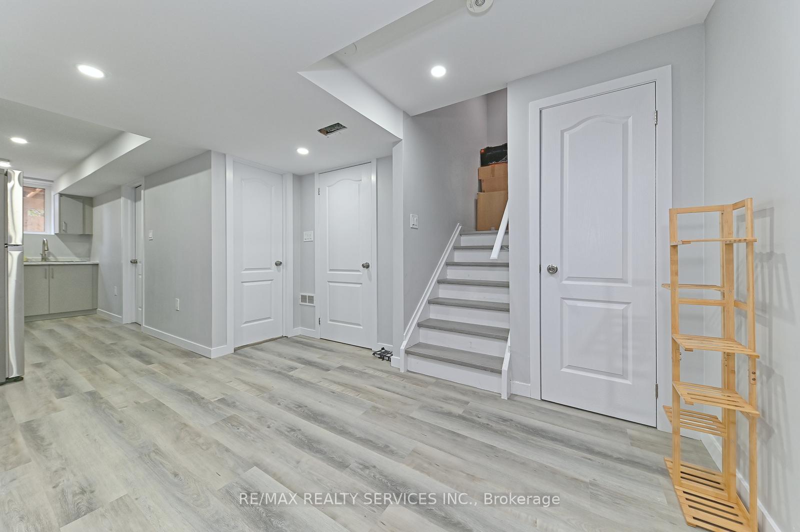 Photo 25 of 32 Pony Way, Kitchener — HOMEH