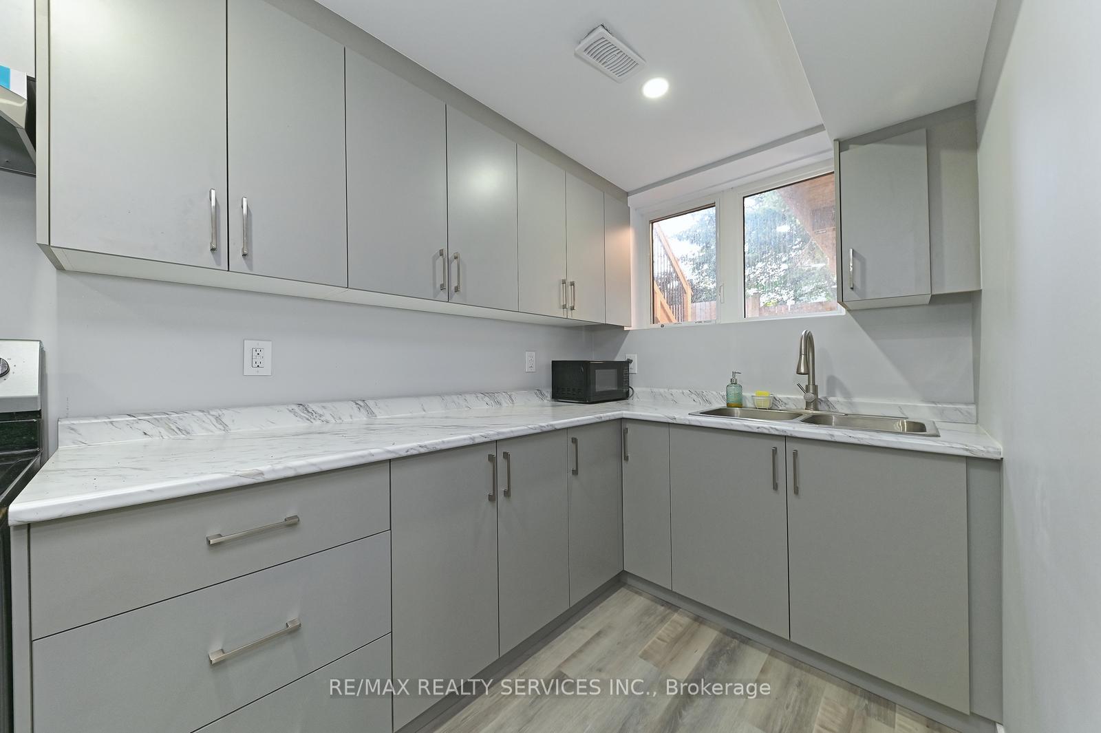 Photo 27 of 32 Pony Way, Kitchener — HOMEH