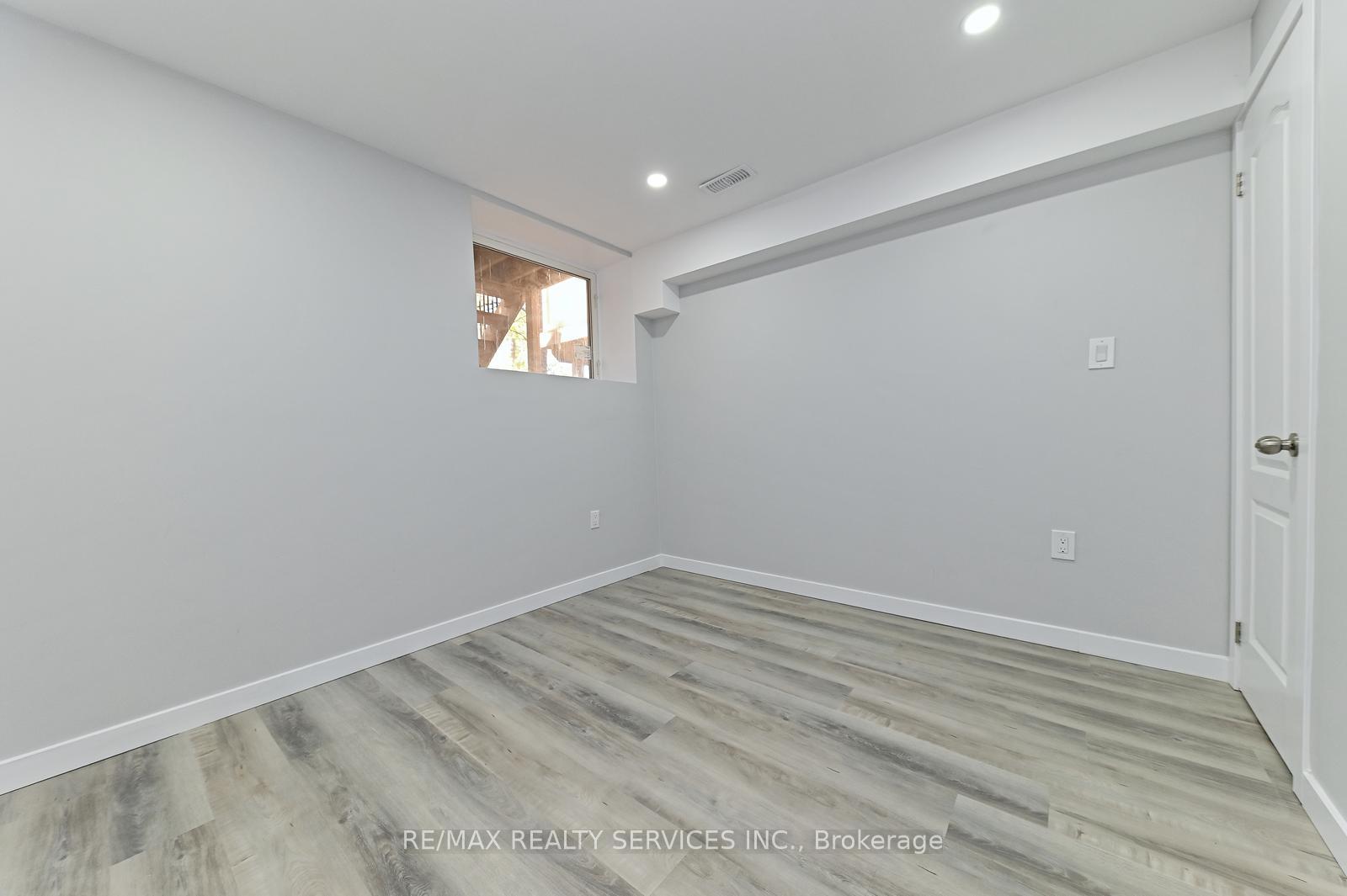 Photo 30 of 32 Pony Way, Kitchener — HOMEH