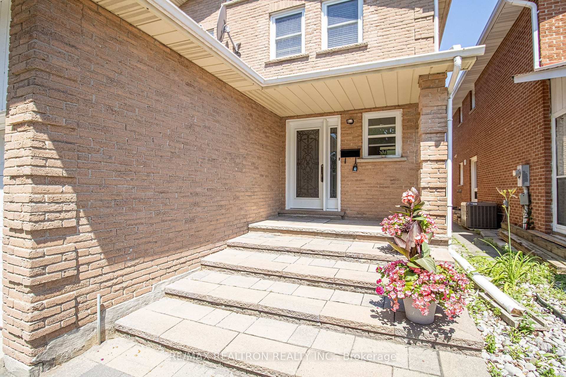 Photo 3 of 44 Graham Crescent, Markham, Raymerville — HOMEH