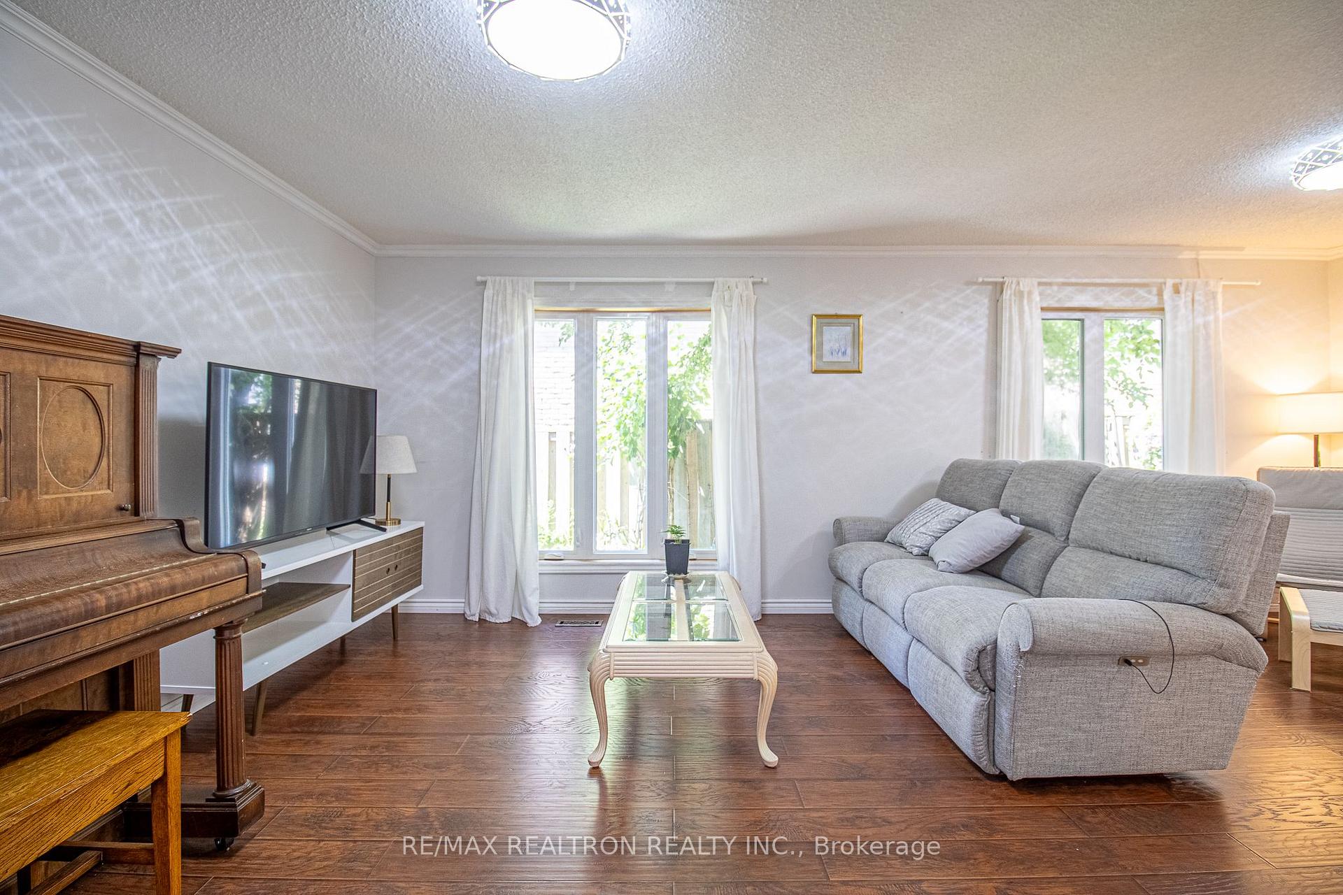 Photo 6 of 44 Graham Crescent, Markham, Raymerville — HOMEH