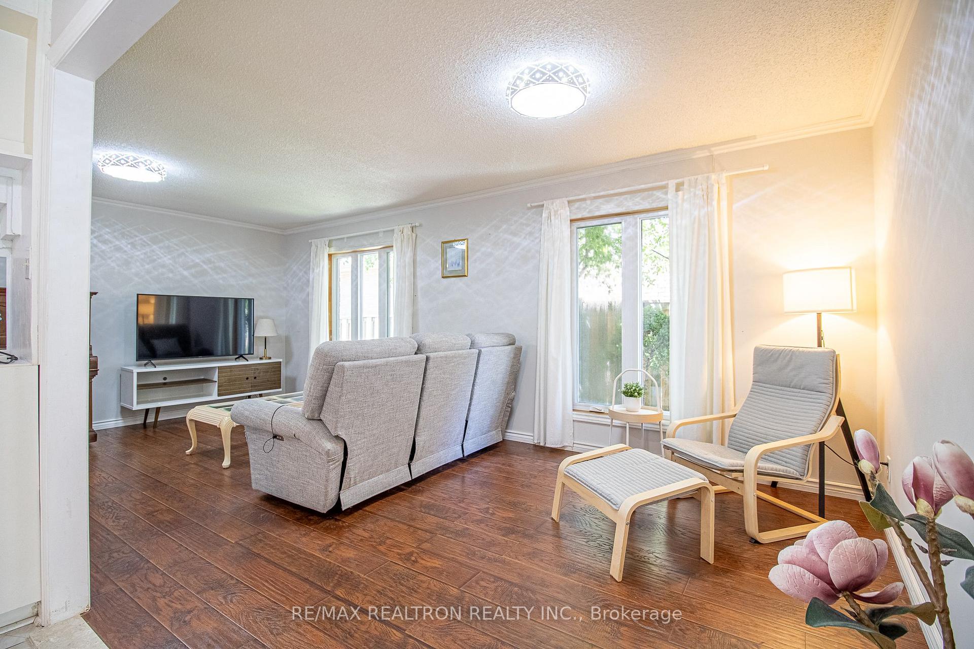 Photo 8 of 44 Graham Crescent, Markham, Raymerville — HOMEH