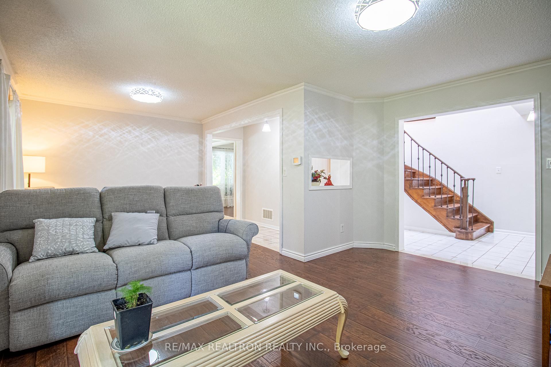 Photo 9 of 44 Graham Crescent, Markham, Raymerville — HOMEH