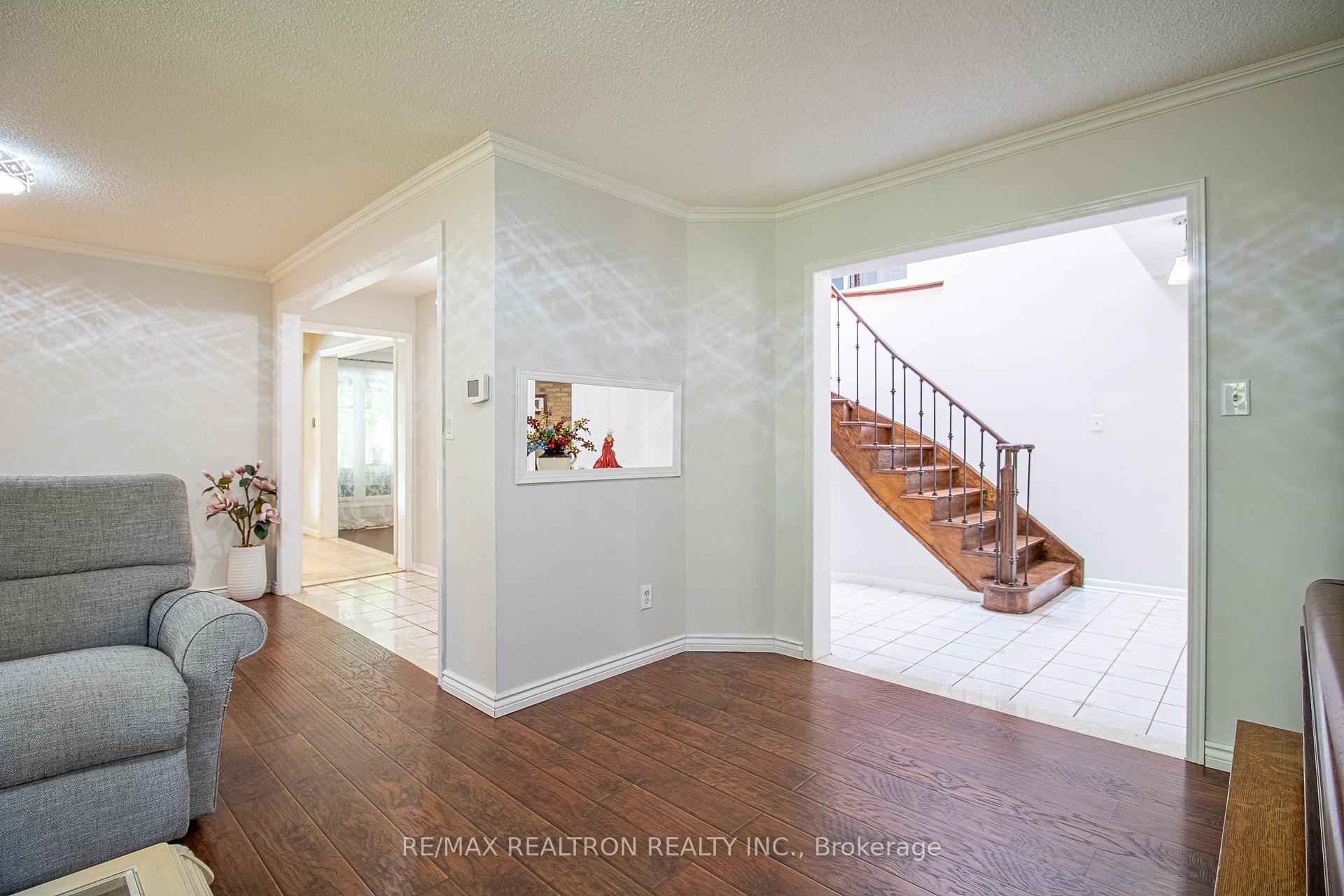 Photo 10 of 44 Graham Crescent, Markham, Raymerville — HOMEH