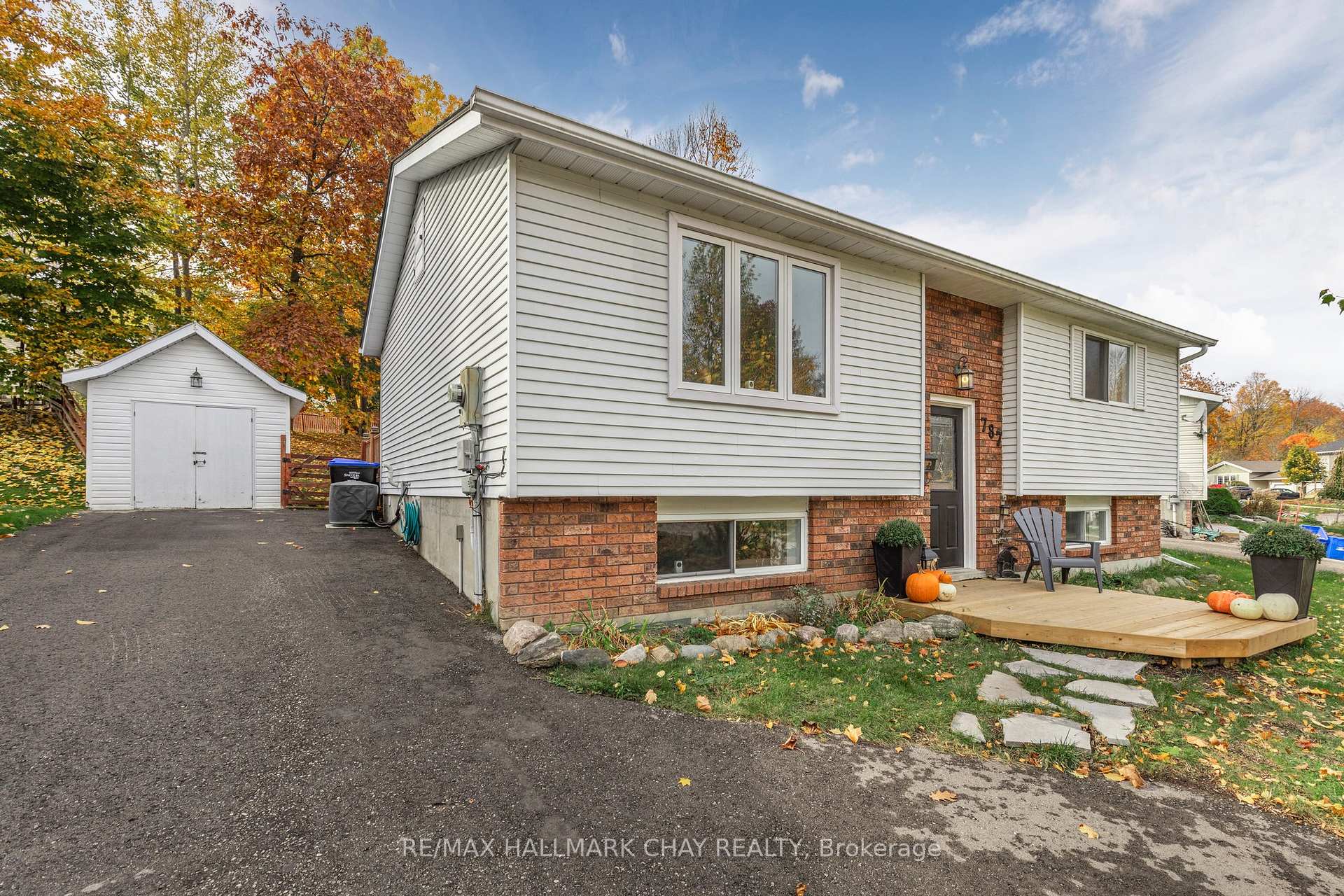 Photo 2 of 787 Birchwood Drive, Midland — HOMEH