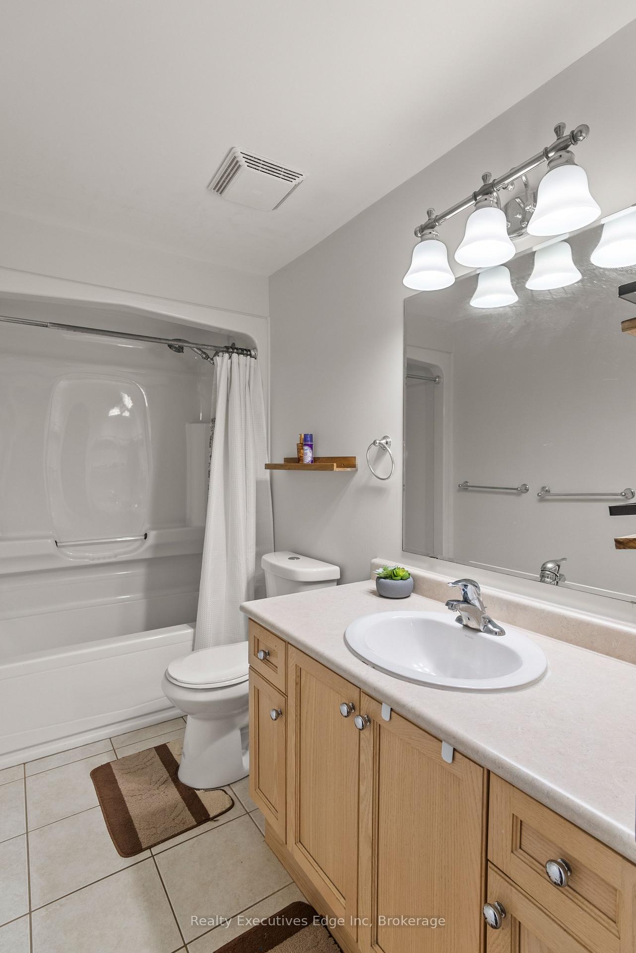 Photo 23 of 138 Dubrick Crescent, Kitchener — HOMEH