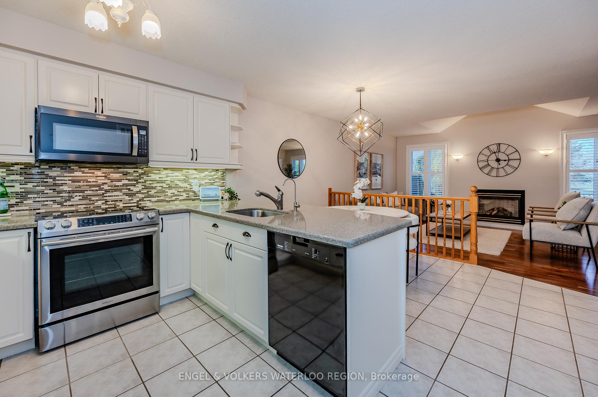 Photo 20 of 38 Candle Crescent, Kitchener — HOMEH