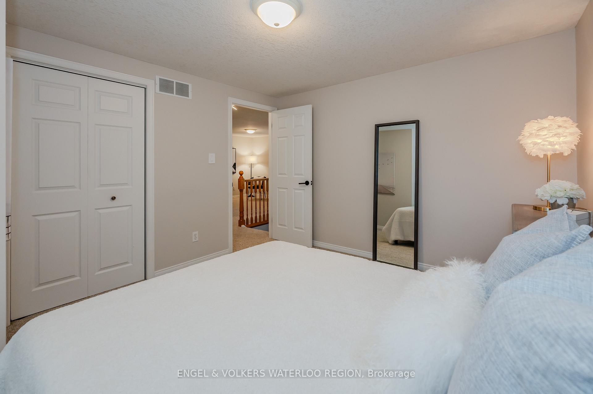 Photo 32 of 38 Candle Crescent, Kitchener — HOMEH
