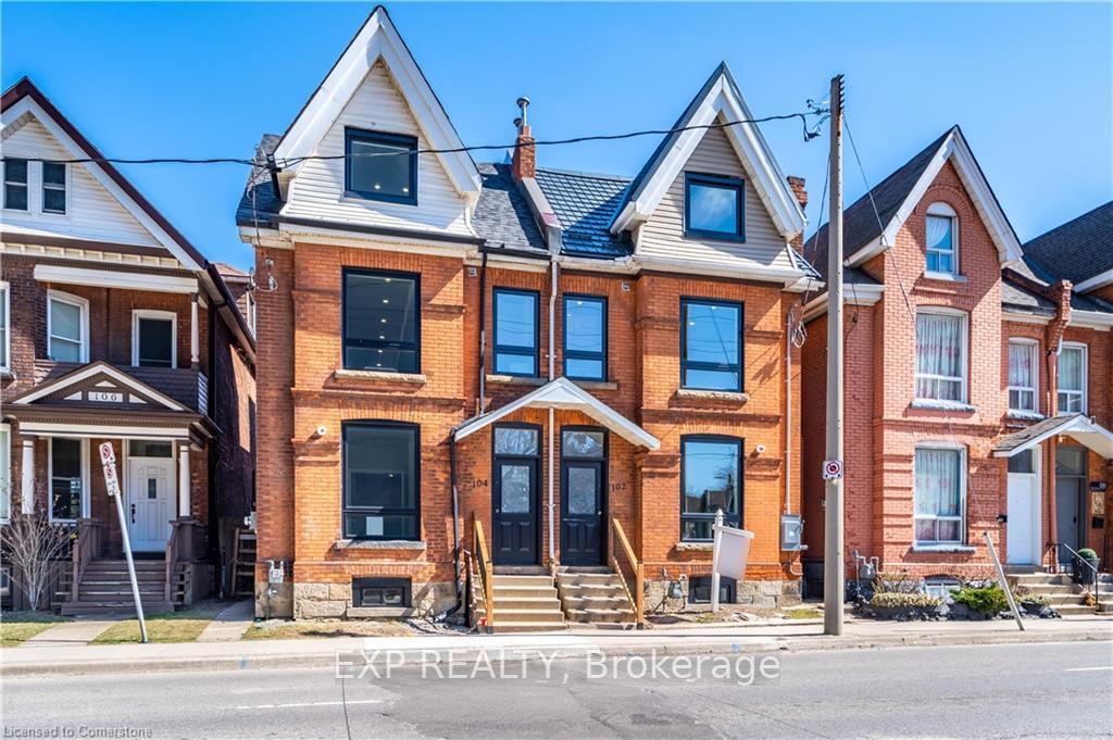 Front of Unit 4, 104 Wellington Street N