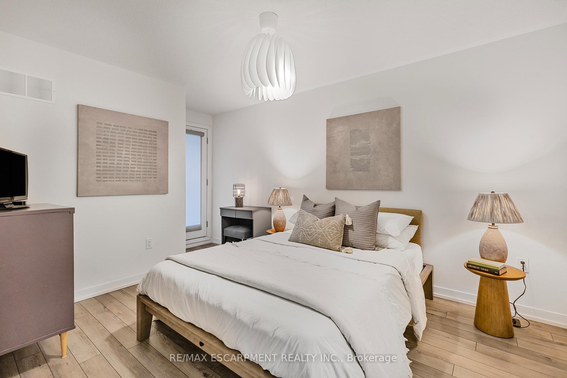 Photo 16 of 1543 Hilson Heights, Milton, Cobban — HOMEH