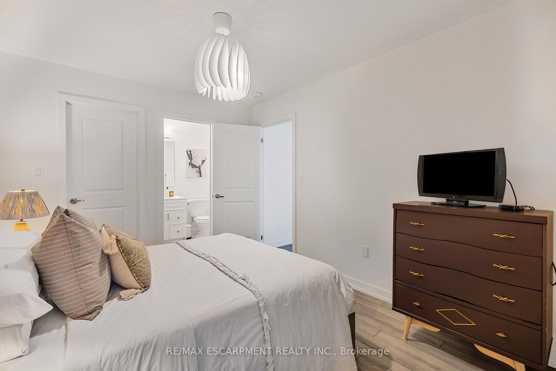 Photo 17 of 1543 Hilson Heights, Milton, Cobban — HOMEH
