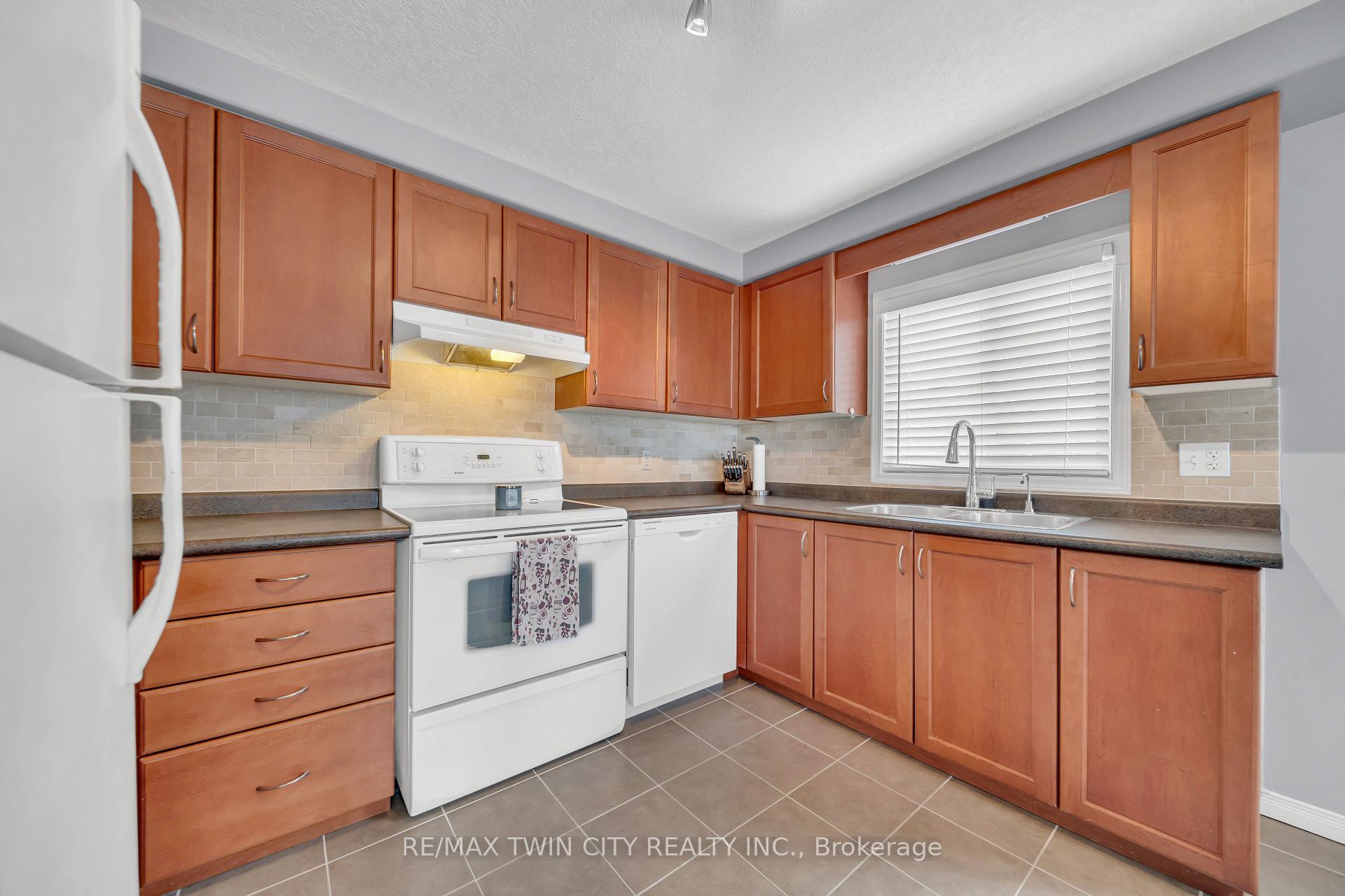 Photo 11 of 452 Activa Avenue, Kitchener — HOMEH