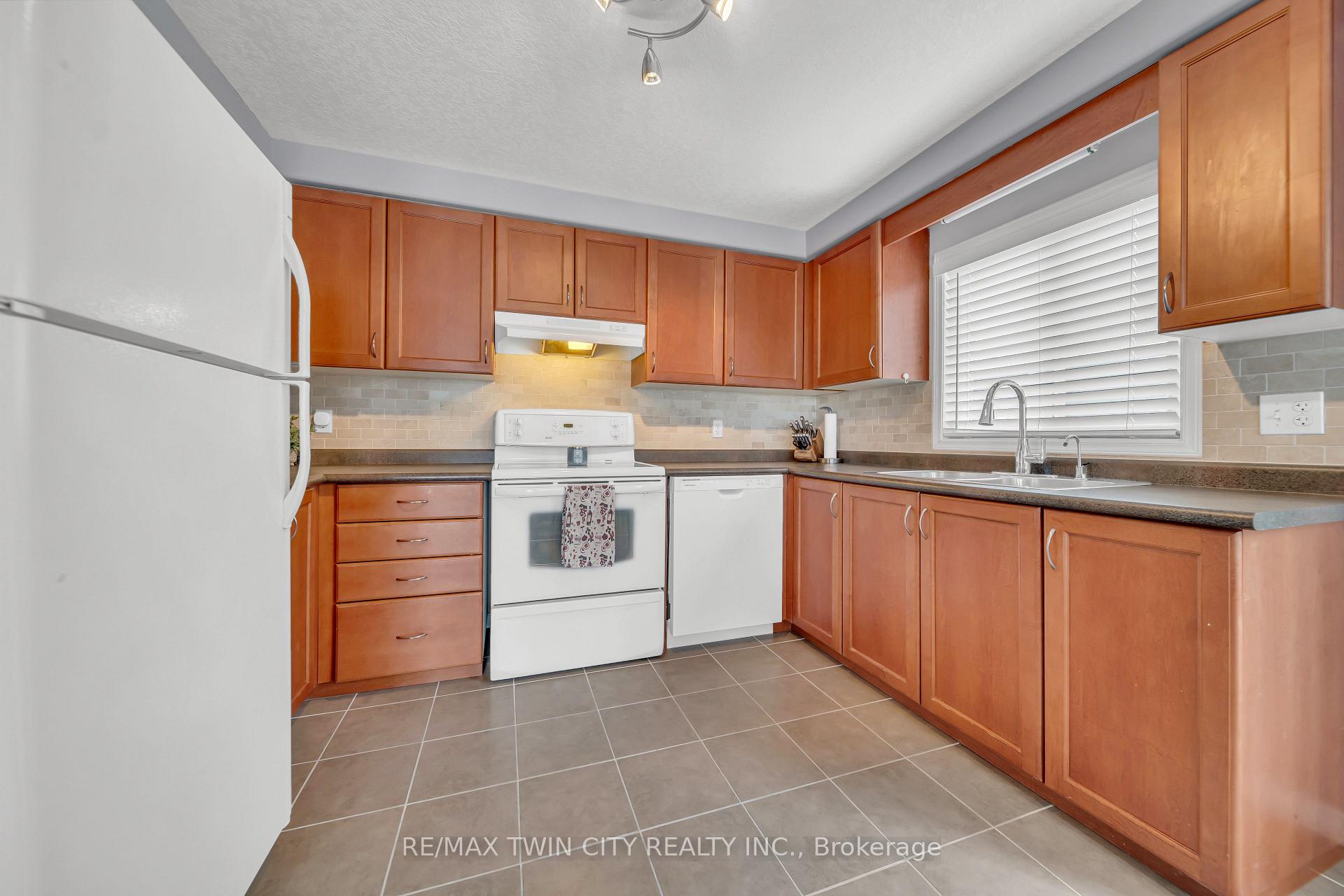 Photo 14 of 452 Activa Avenue, Kitchener — HOMEH