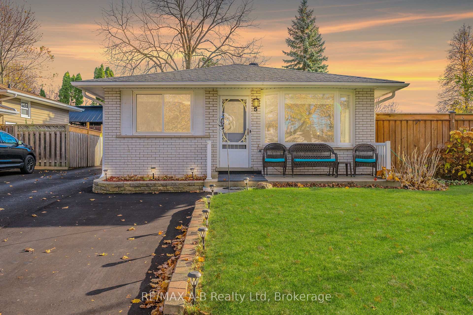 Photo 1 of 5 Shea Crescent, Kitchener — HOMEH