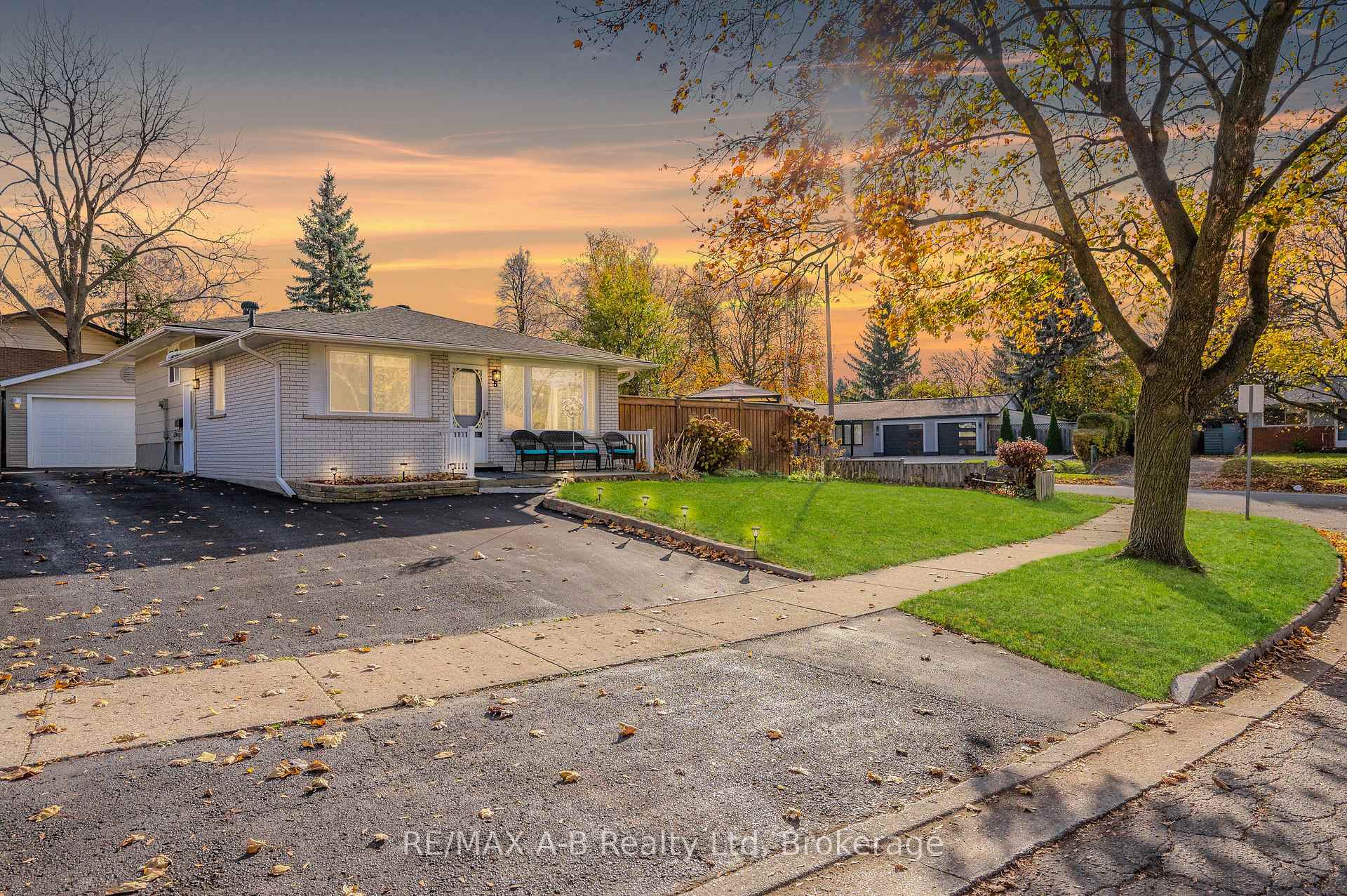 Photo 2 of 5 Shea Crescent, Kitchener — HOMEH