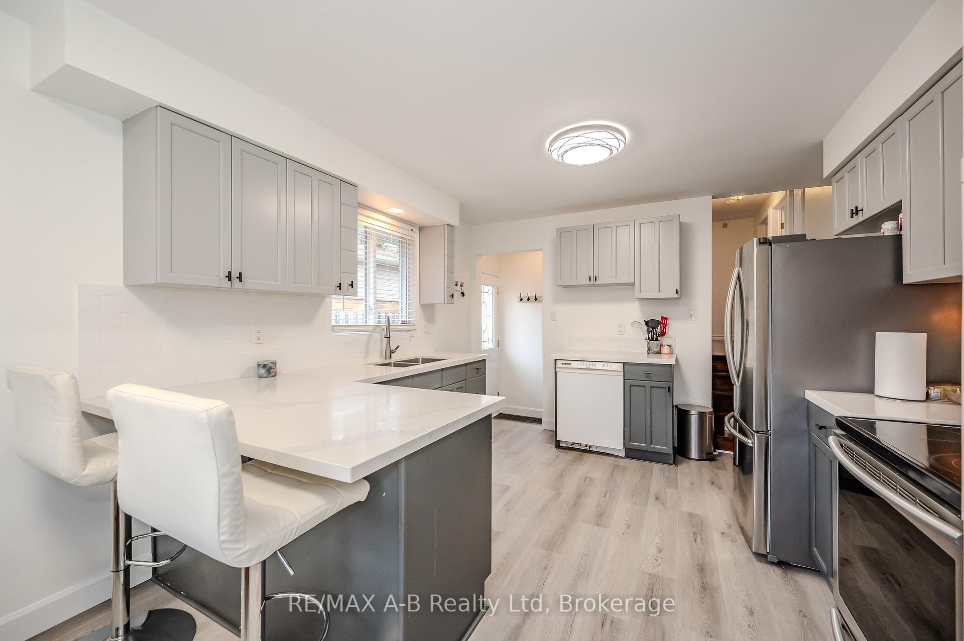 Photo 4 of 5 Shea Crescent, Kitchener — HOMEH